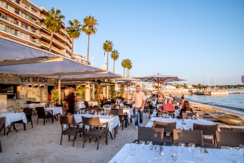 Facade de bord de mer pour le restaurant de plage Epi Beach